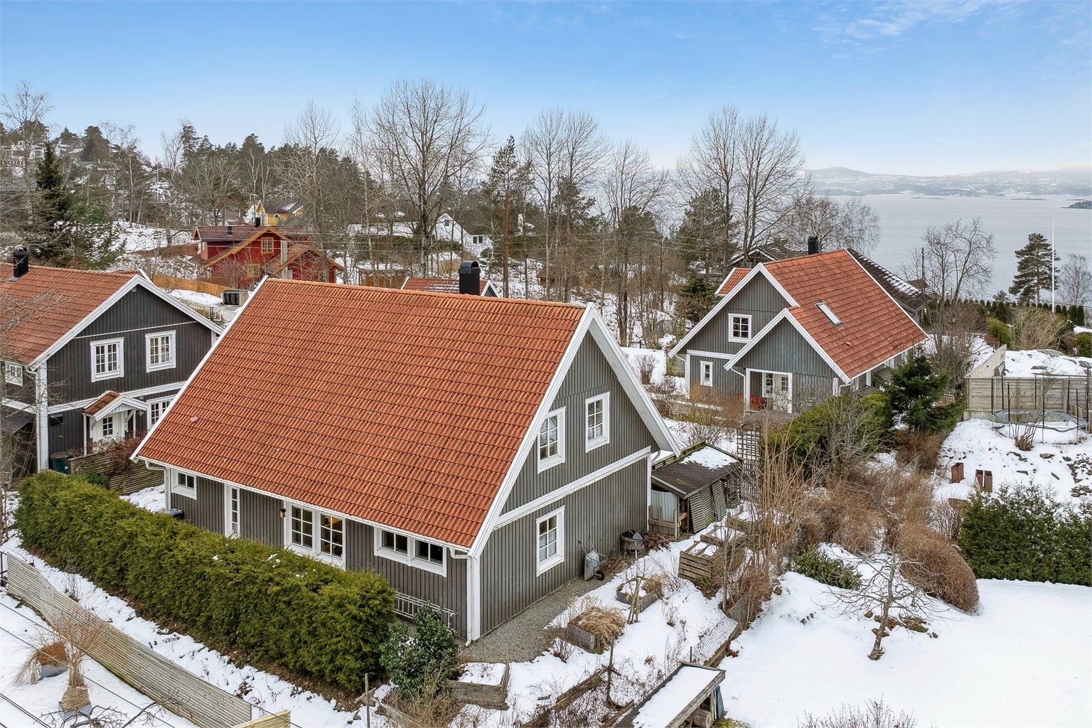 Meget tiltalende bolig beliggende i gangavstand fra Tangen Senter, barnehage, barne- og ungdomsskole, bussholdeplass, Nesoddmarka og strandpromenaden med bademuligheter.