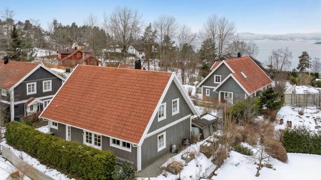 Meget tiltalende bolig beliggende i gangavstand fra Tangen Senter, barnehage, barne- og ungdomsskole, bussholdeplass, Nesoddmarka og strandpromenaden med bademuligheter.