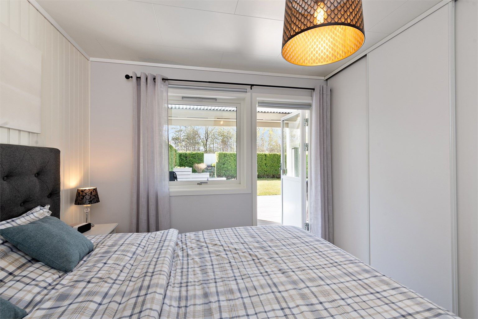 Fra hovedsoverommet er det direkte utgang til den store terrassen og hagen.