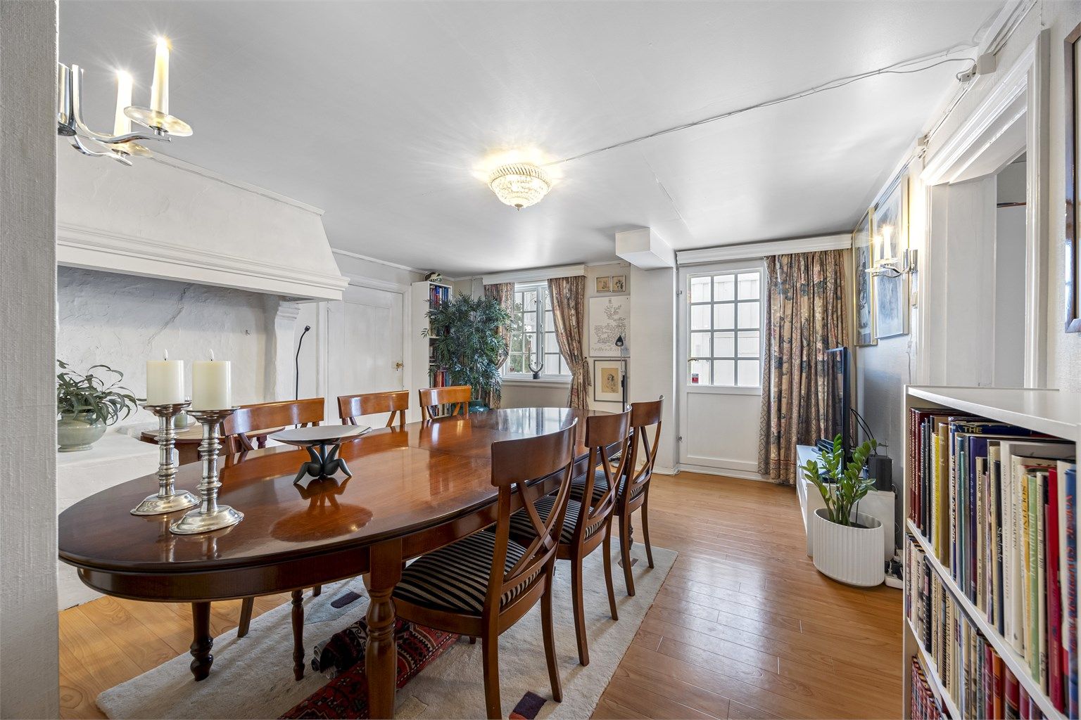 Spisestue i hyblen med utgang til bakgård