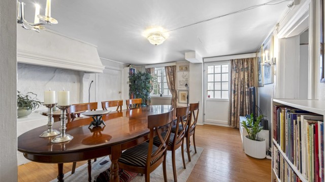 Spisestue i hyblen med utgang til bakgård