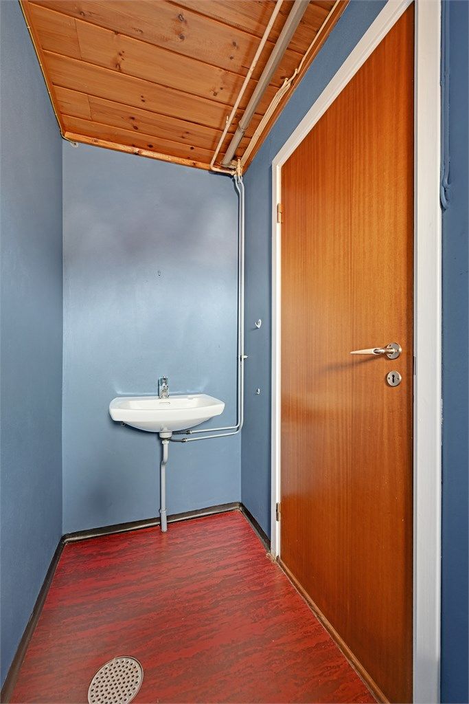 Rommet er utstyrt med håndvask og radiator.