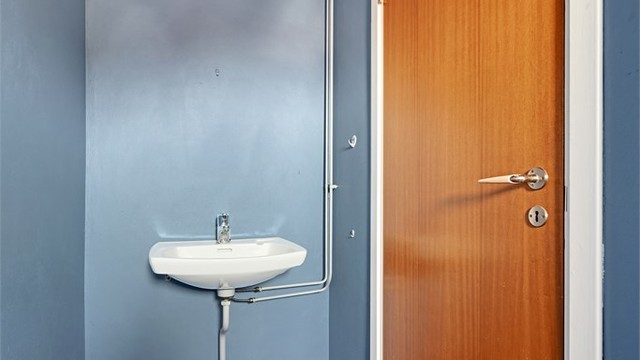Rommet er utstyrt med håndvask og radiator.