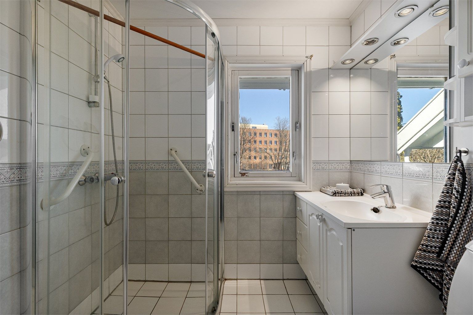 Baderommet er fra byggeår og har fått TG3 i sin helhet