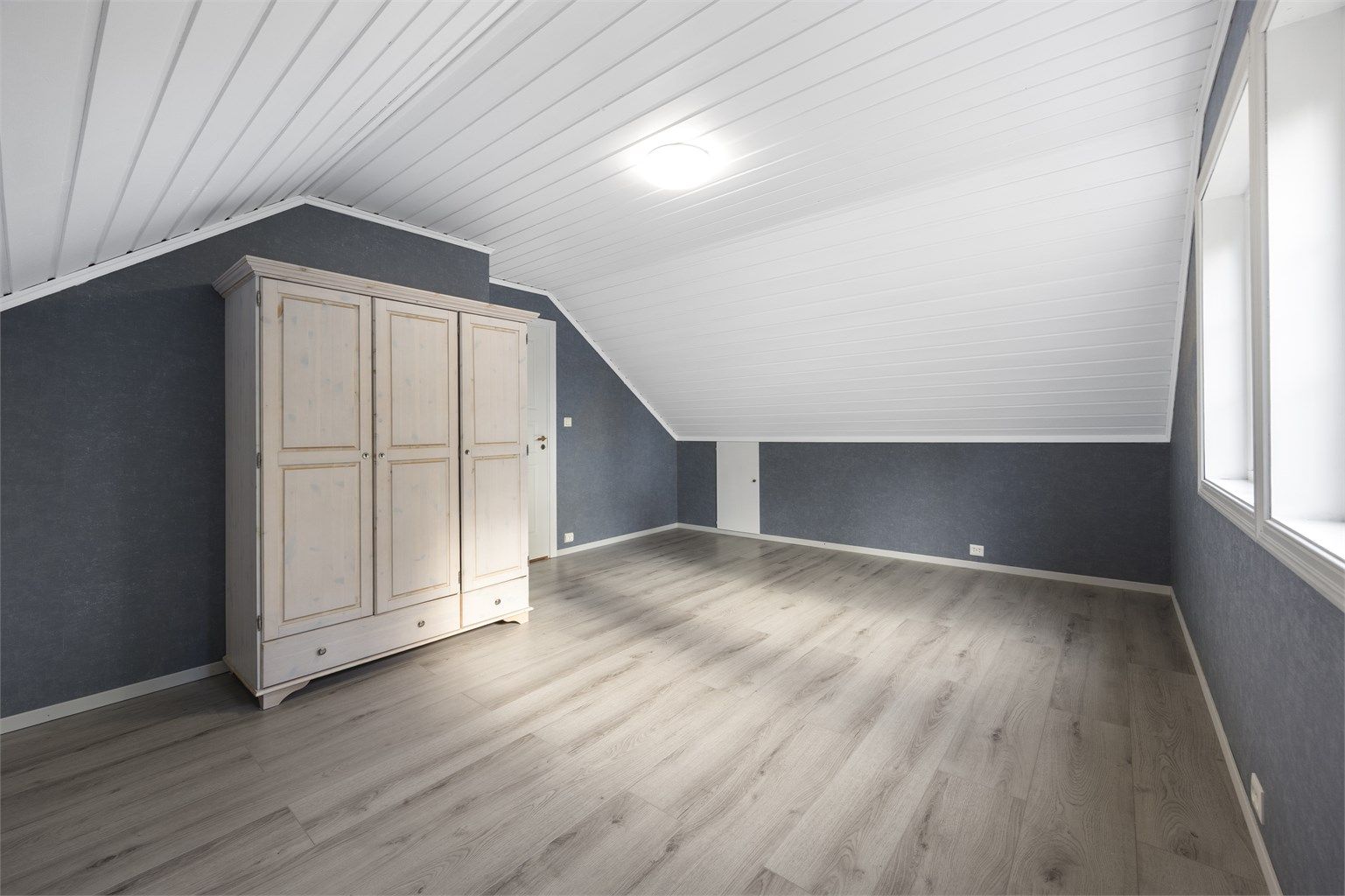 Soverommet har god plass til dobbeltseng og adkomst til praktisk knekott for lagring.