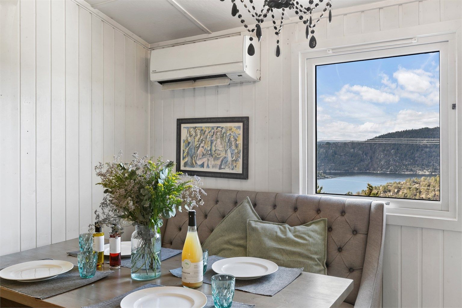 En luft-til-luft varmepumpe sørger for effektiv oppvarming.