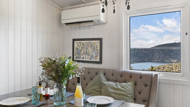 En luft-til-luft varmepumpe sørger for effektiv oppvarming.