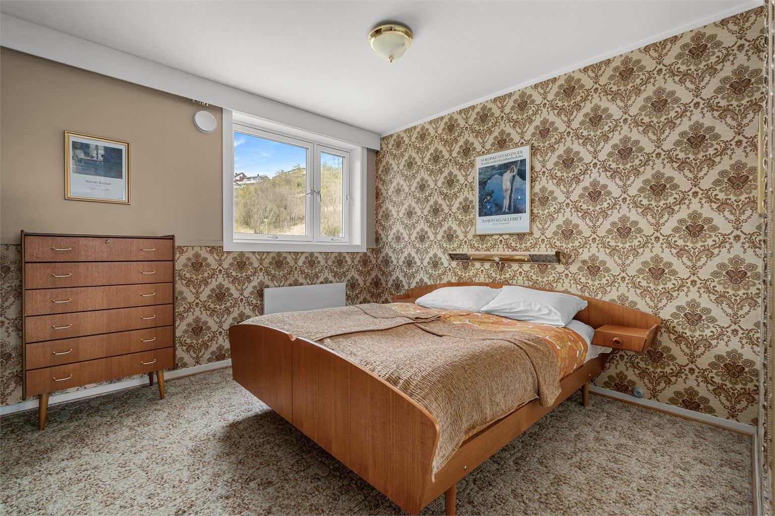 Romslig hovedsoverom på 12 kvm med plass til dobbeltseng og tilhørende møblement.