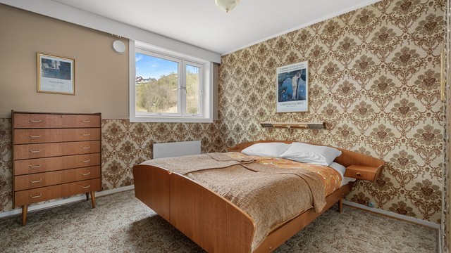 Romslig hovedsoverom på 12 kvm med plass til dobbeltseng og tilhørende møblement.