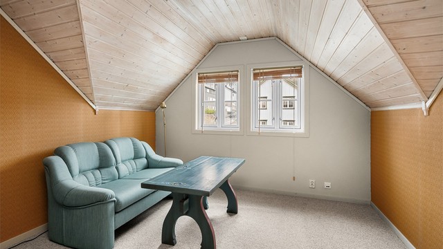 Dette er et fleksibelt rom som kan benyttes som loftstue, tv-stue, lesekrok eller et ekstra oppholdsrom etter familiens behov.