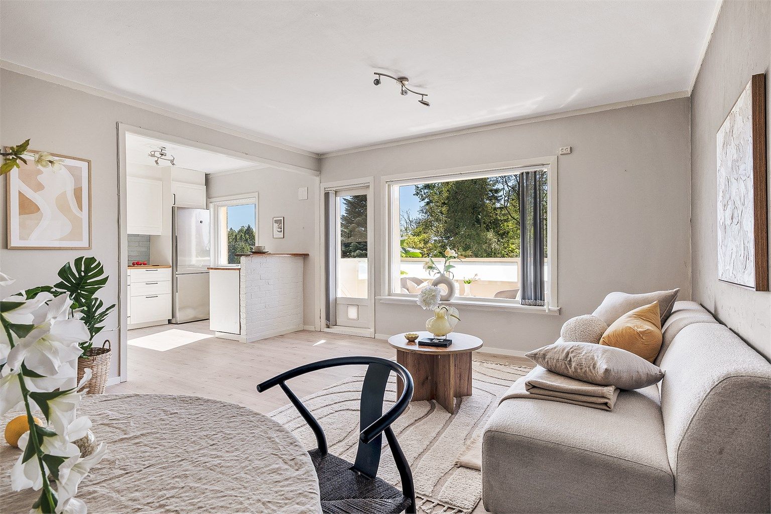 Velkommen til Øyjordsveien 27! Her er det åpen stue/kjøkken-løsning med god plass og lysinnslipp