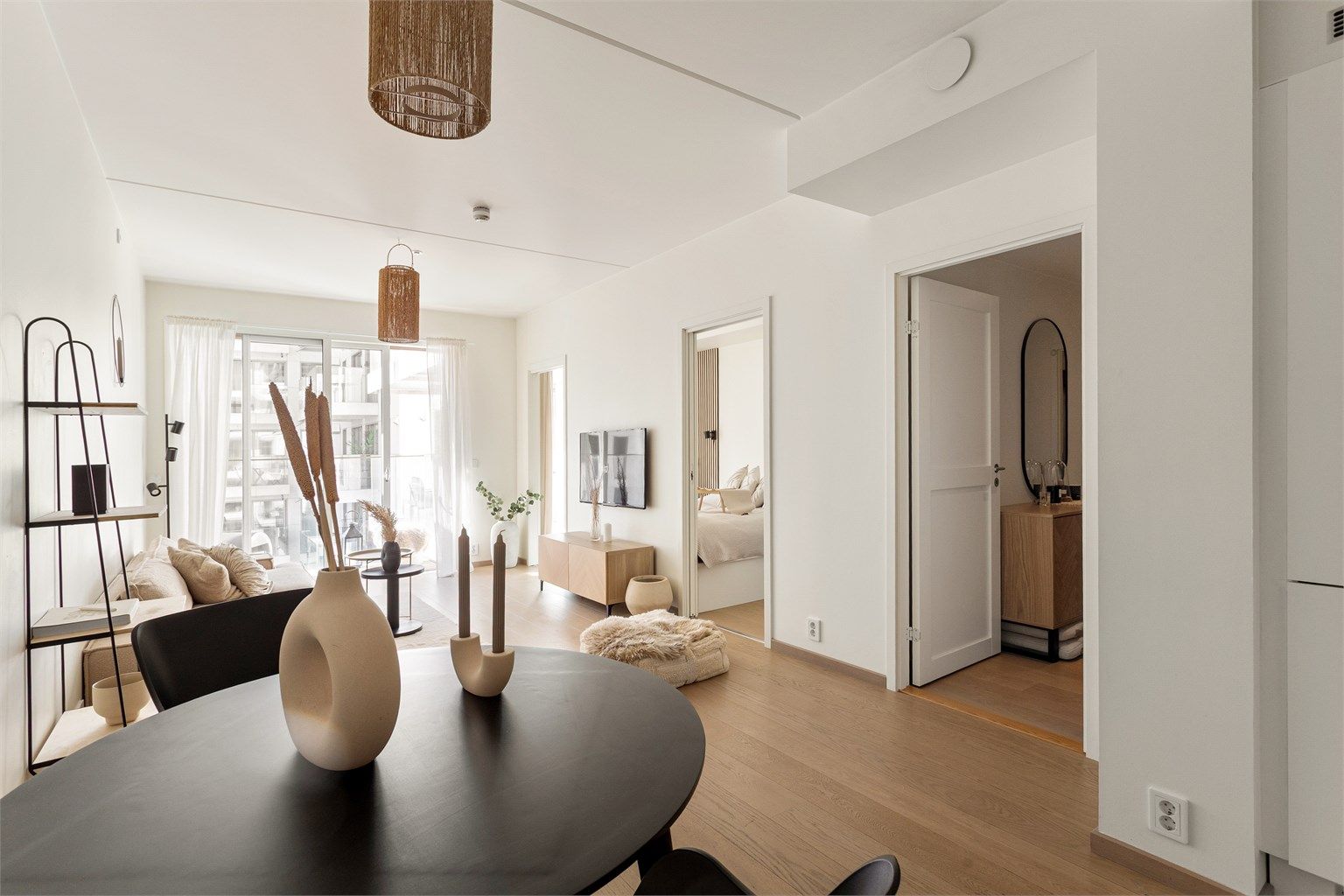 Fra stuen er det inngang til soverommet, noe som gir en praktisk og adskilt privat sone.