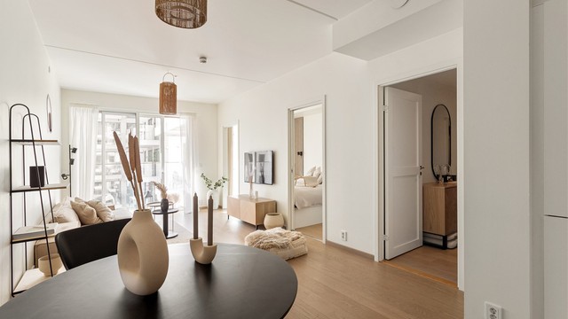 Fra stuen er det inngang til soverommet, noe som gir en praktisk og adskilt privat sone.