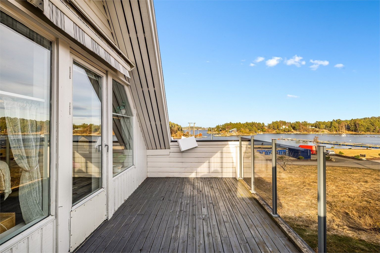 Fra denne verandaen med markise i 2. etasjen er utsikten utover fjorden som et maleri i stadig endring.