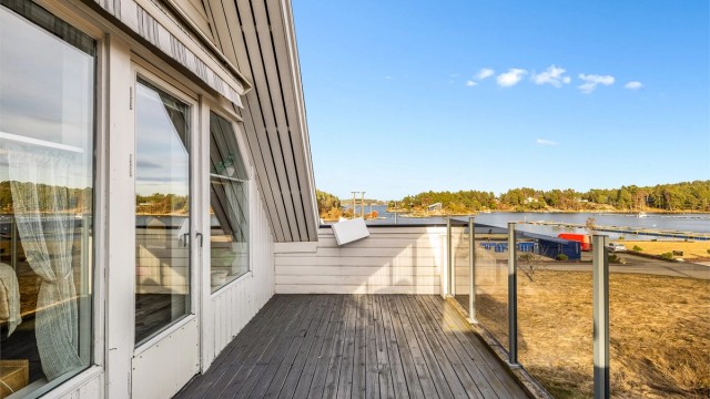 Fra denne verandaen med markise i 2. etasjen er utsikten utover fjorden som et maleri i stadig endring.