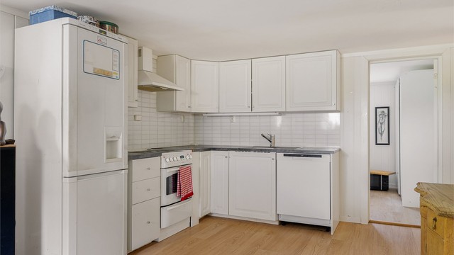 Kjøkkeninnredning med profilerte fronter og benkeplate med laminert overflate (ikke godkjent til varig opphold).