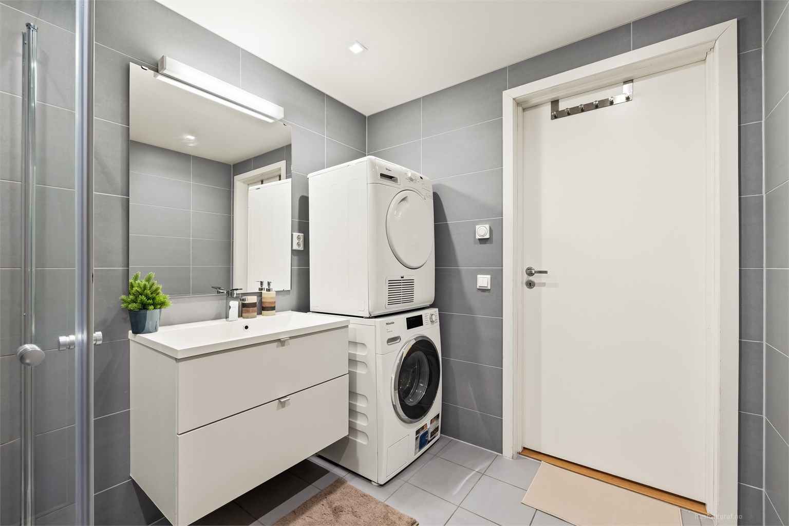 Badet har downlights i tak og gulvvarme