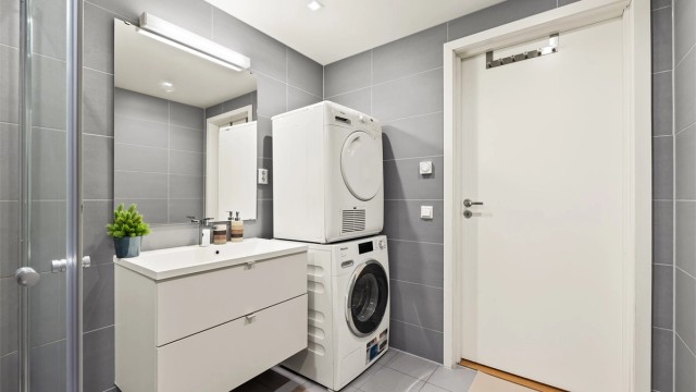 Badet har downlights i tak og gulvvarme