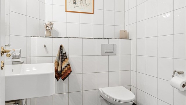 Praktisk toalettrom i første etasje med flislagt gulv med gulvvarme.