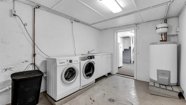 Romslig vaskekjeller som gir god arbeidsplass og effektiv organisering av klesvasken. I kjelleren finner man for øvrig tre praktiske boder – ideelle for oppbevaring av sesongutstyr, verktøy eller annet du vil ha lett tilgjengelig.