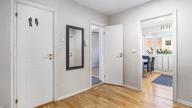 Entreen er stor i forhold til leilighetens totale areal. Her er det plass til flere oppbevaringsmøbler.