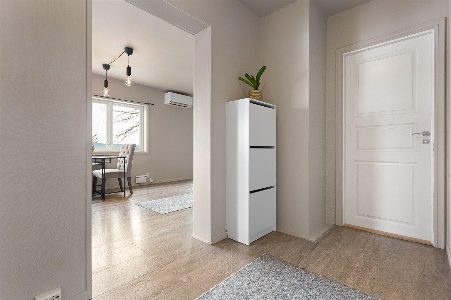 Entréen i 2. etasje fungerer som et bindeledd mellom oppholdsrom, soverom og bad.