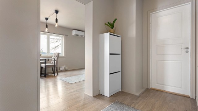 Entréen i 2. etasje fungerer som et bindeledd mellom oppholdsrom, soverom og bad.