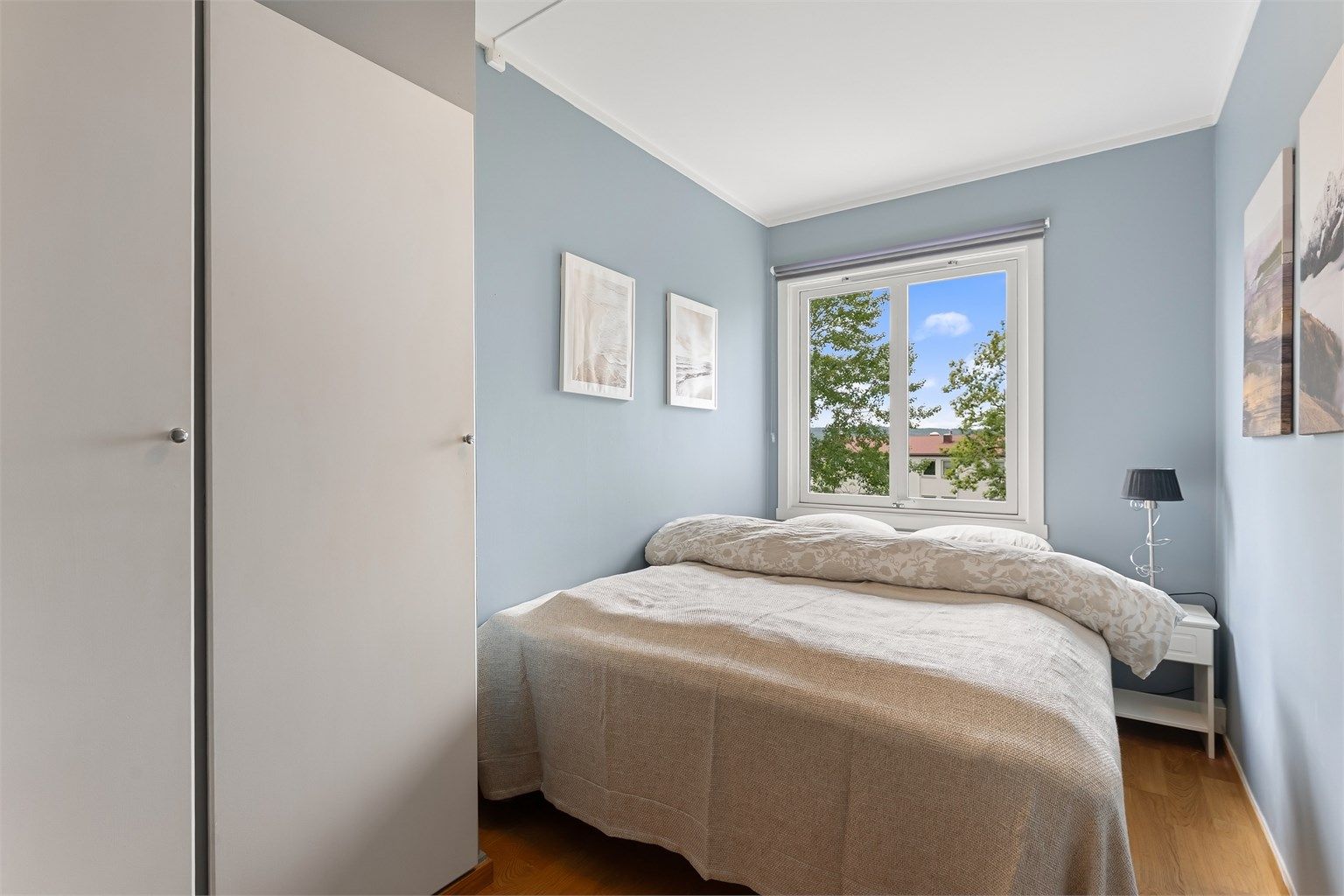 Soverom med plass til dobbeltseng og garderobeskap.
