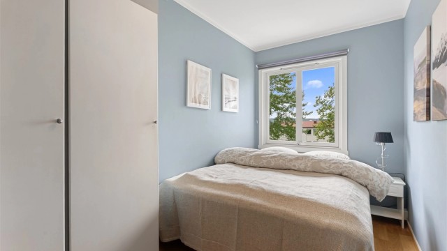 Soverom med plass til dobbeltseng og garderobeskap.
