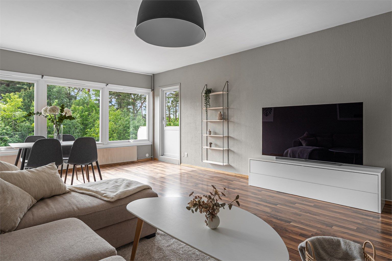 - Stuen er meget romslig med god plass til stor spisegruppe og en koselig TV-krok -