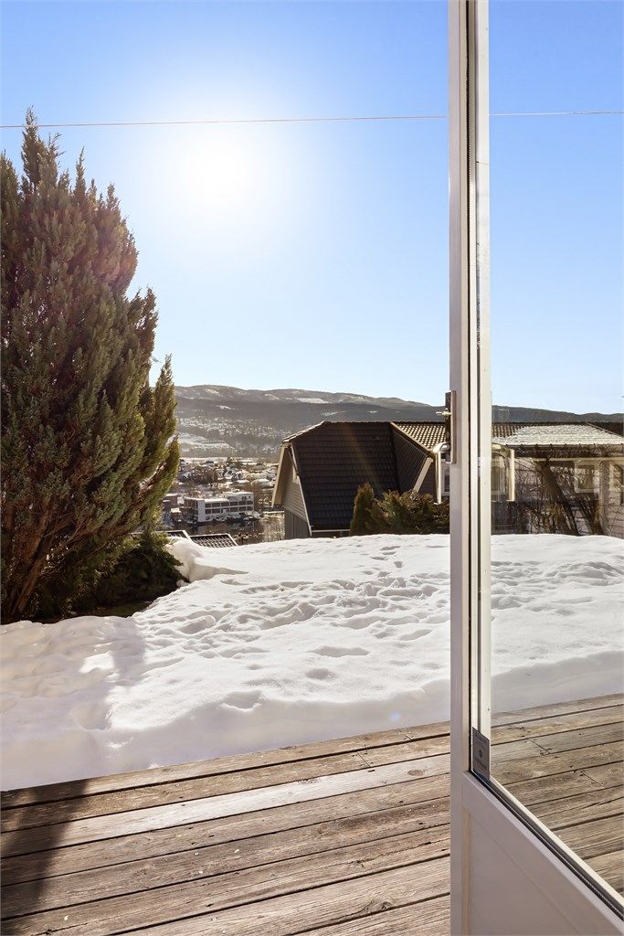 Utgang fra soverom i underetasjen til terrasseplatting på ca. 17 kvm
