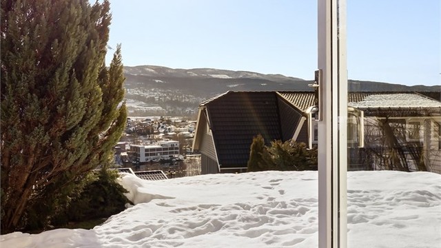 Utgang fra soverom i underetasjen til terrasseplatting på ca. 17 kvm