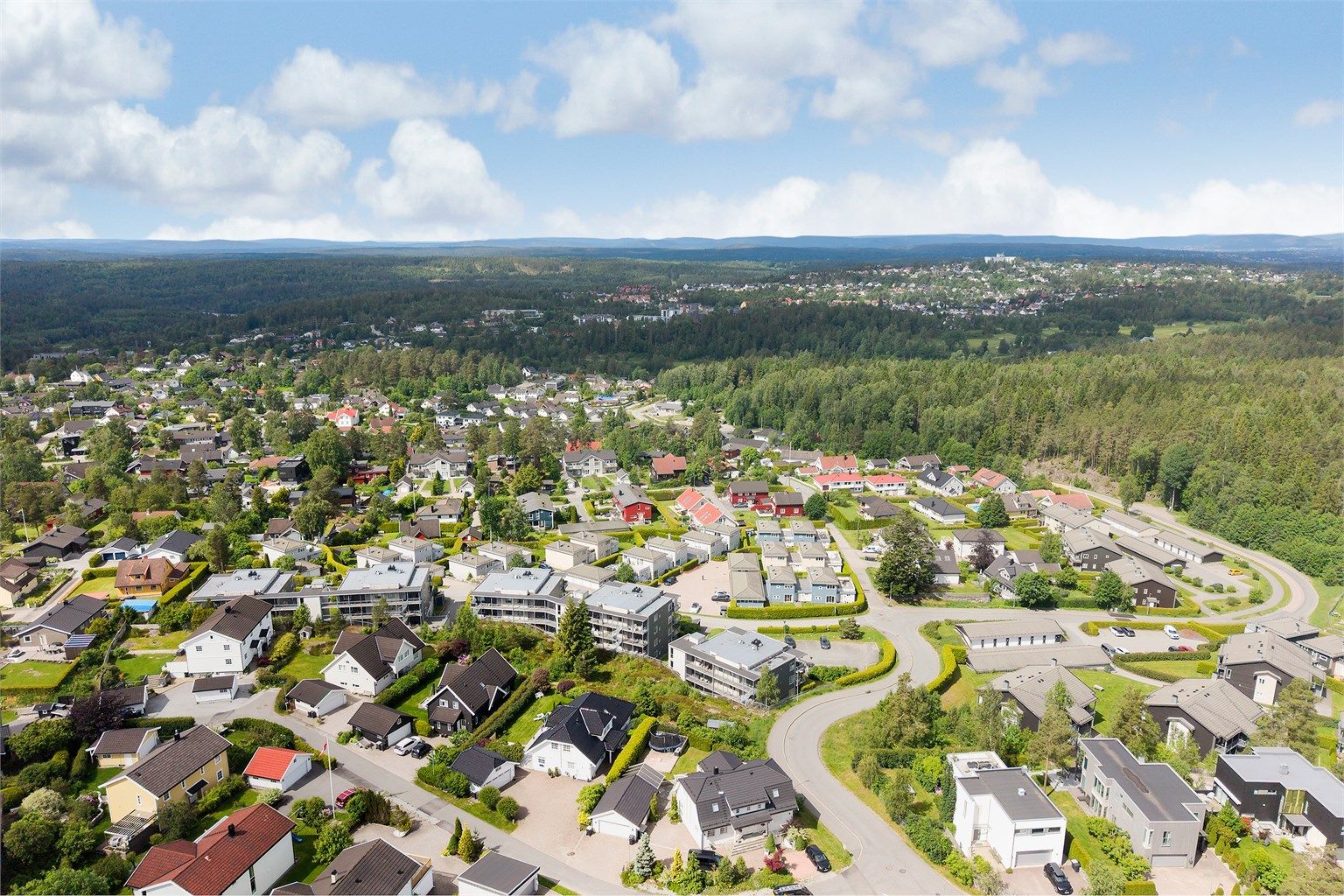 Området byr på en fin blanding av leilighetsbygg og eneboliger.