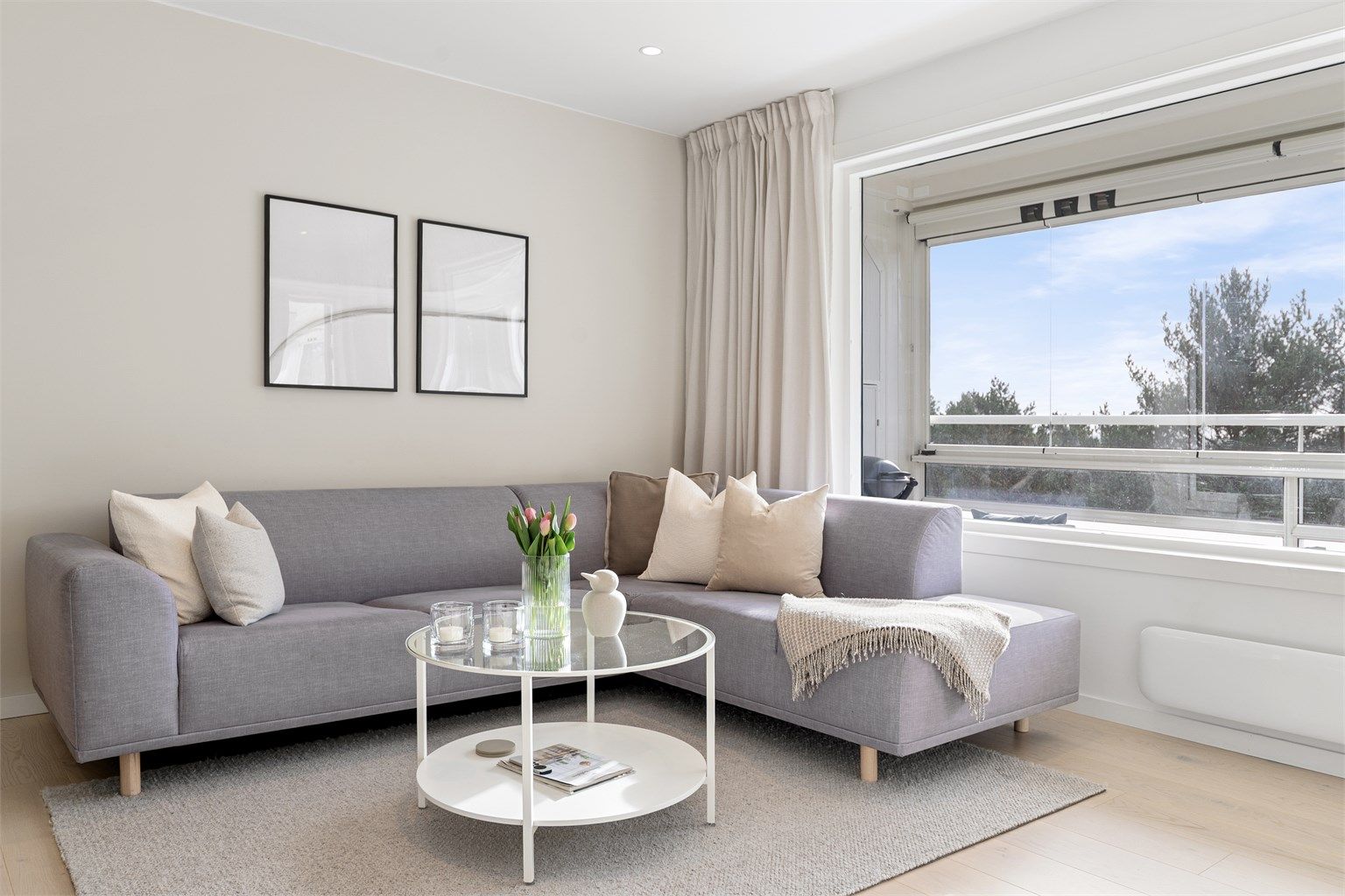 - Generøse vindusflater som sørger for en åpen og luftig romfølelse! -