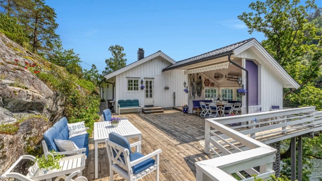 På sørvestre hjørne av terrassen er det spiseplass med overbygg, som gir verdifull skygge på varme sommerdager og bidrar til en lun uteplass på sene sommerkvelder.