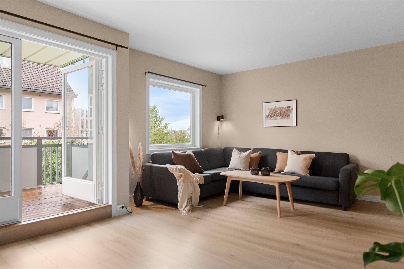 - Fra stue er det utgang til vestvendt balkong på ca. 7 kvm med gode solforhold -