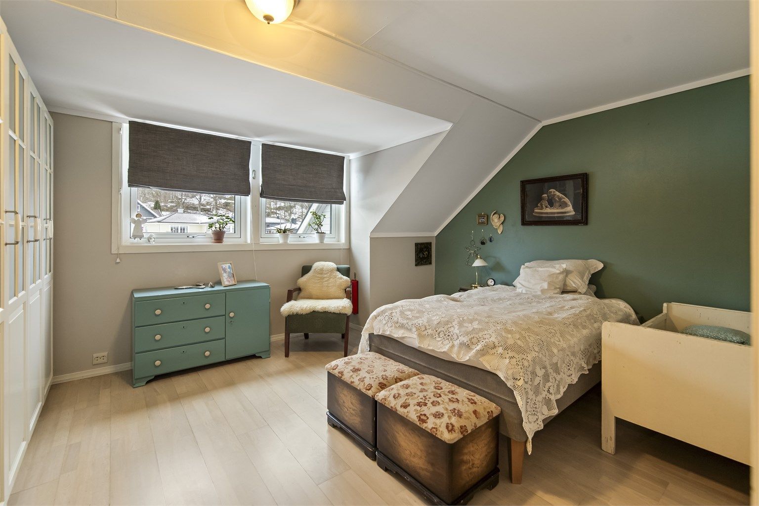 Hovedsoverommet er romslig og med god garderobeløsning