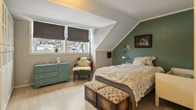 Hovedsoverommet er romslig og med god garderobeløsning