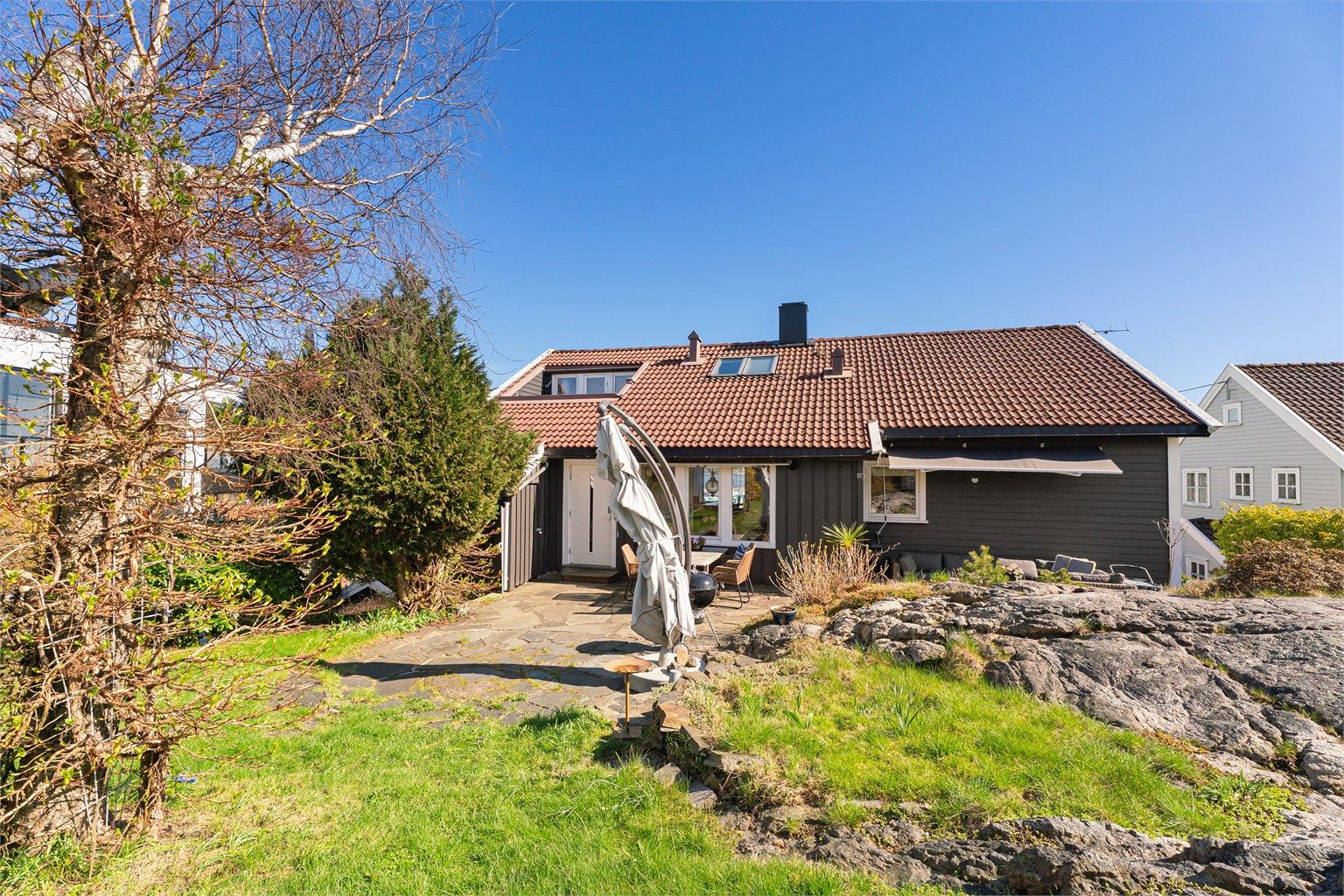 Hagedel på baksiden av boligen