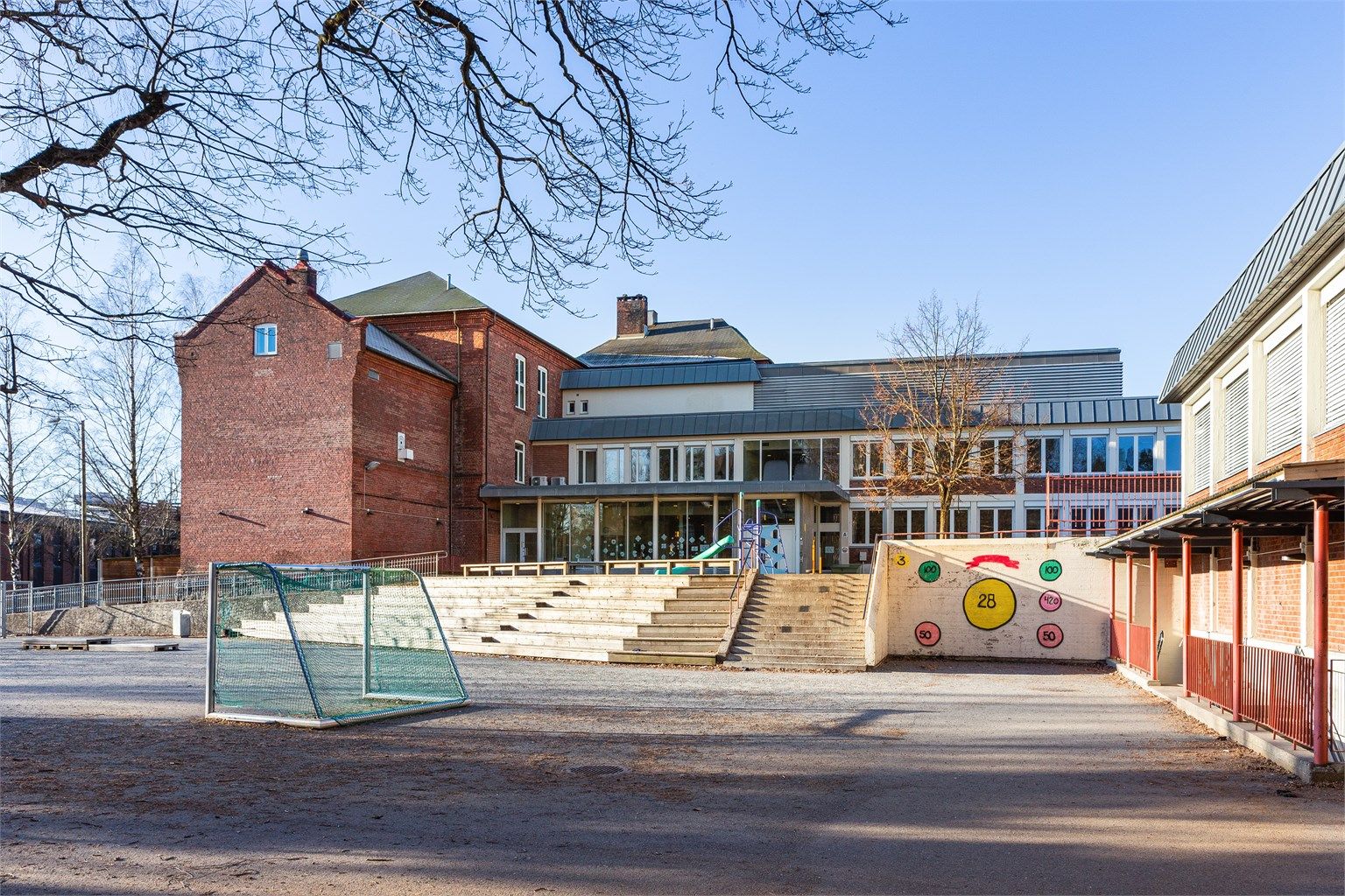 Lysaker Skole ligger i gangavstand fra boligen