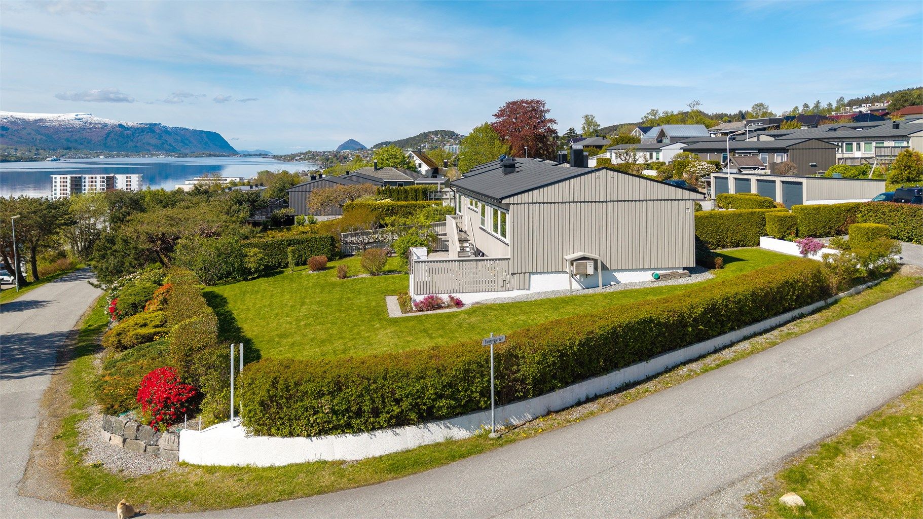 Eiendommen ligger i en slakk, sørvendt skråning med flott utsikt