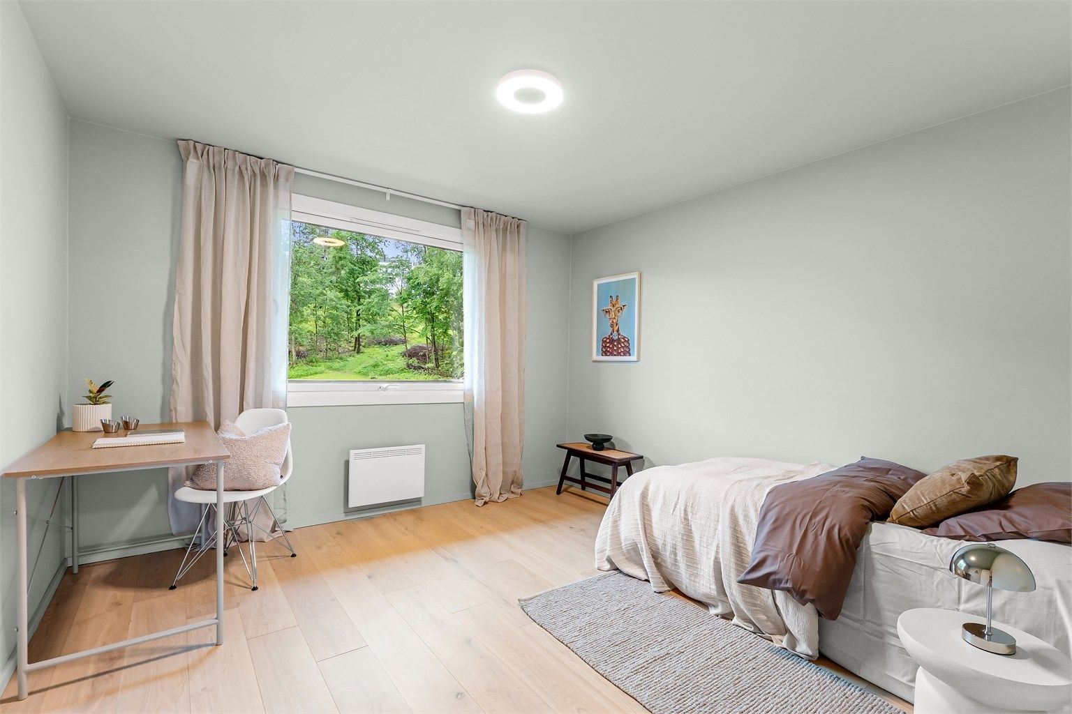 Det tredje soverommet har god plass til seng og skrivebord.