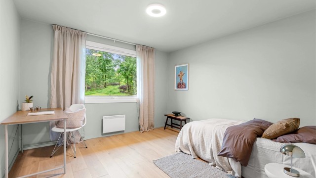Det tredje soverommet har god plass til seng og skrivebord.