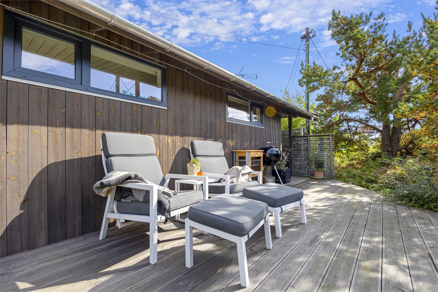 Ny kledning, etterisolert og nye vinduer bl.a.