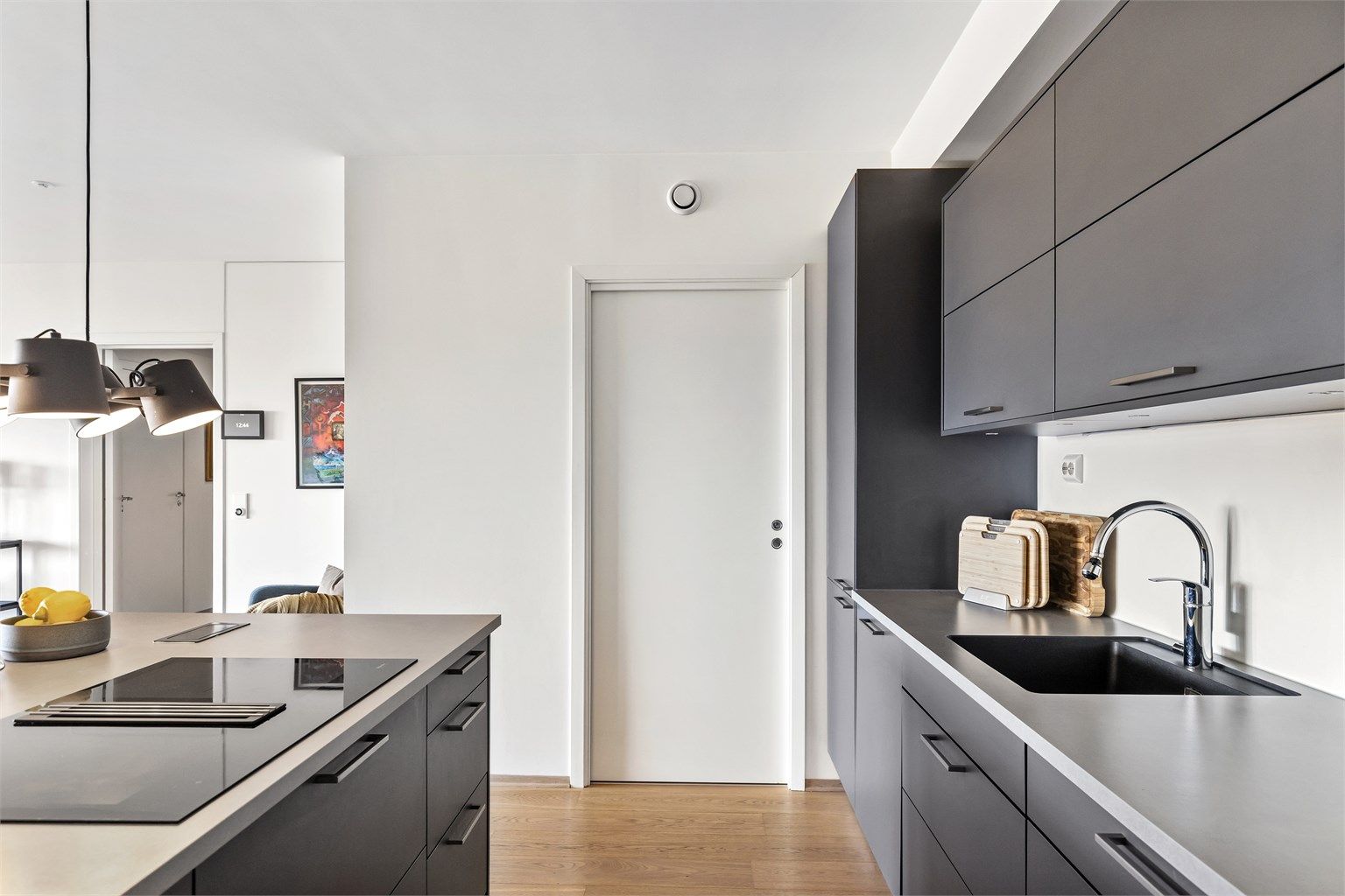 Fra kjøkkenet er det tilgang til en praktisk innvendig bod.