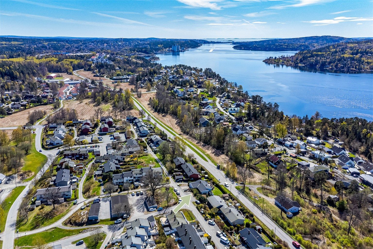 Rugdeveien 24 presenteres av Krogsveen. Boligen er attraktivt beliggende i ytre rekke, vestvendt og med utsikt til fjorden. 
Fotograf; Børge Oppegård.
