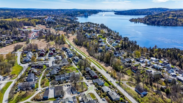 Rugdeveien 24 presenteres av Krogsveen. Boligen er attraktivt beliggende i ytre rekke, vestvendt og med utsikt til fjorden.
Fotograf; Børge Oppegård.