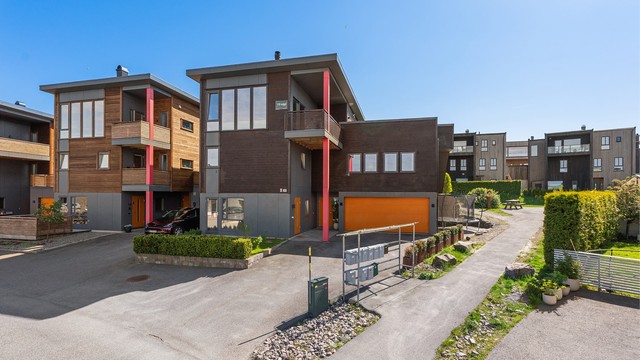 Krogsveen v/Azra Hadzic har gleden av å presentere Marikåpeveien 30 - en innholdsrik familiebolig med flotte solforhold, hage, dobbel garasje og hybel.