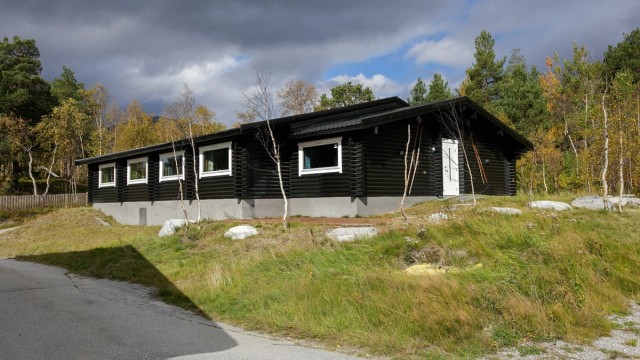 Krogsveen Sunnmøre v/Eiendomsmegler Harald Osdal har gleden av å presentere en stor, innholdsrik og flott oppusset fritidsbolig med hele 6 soverom og 5 bad!