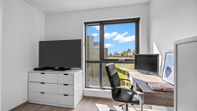 Rommet har panelovn og god plass til skrivebord og oppbevaring.